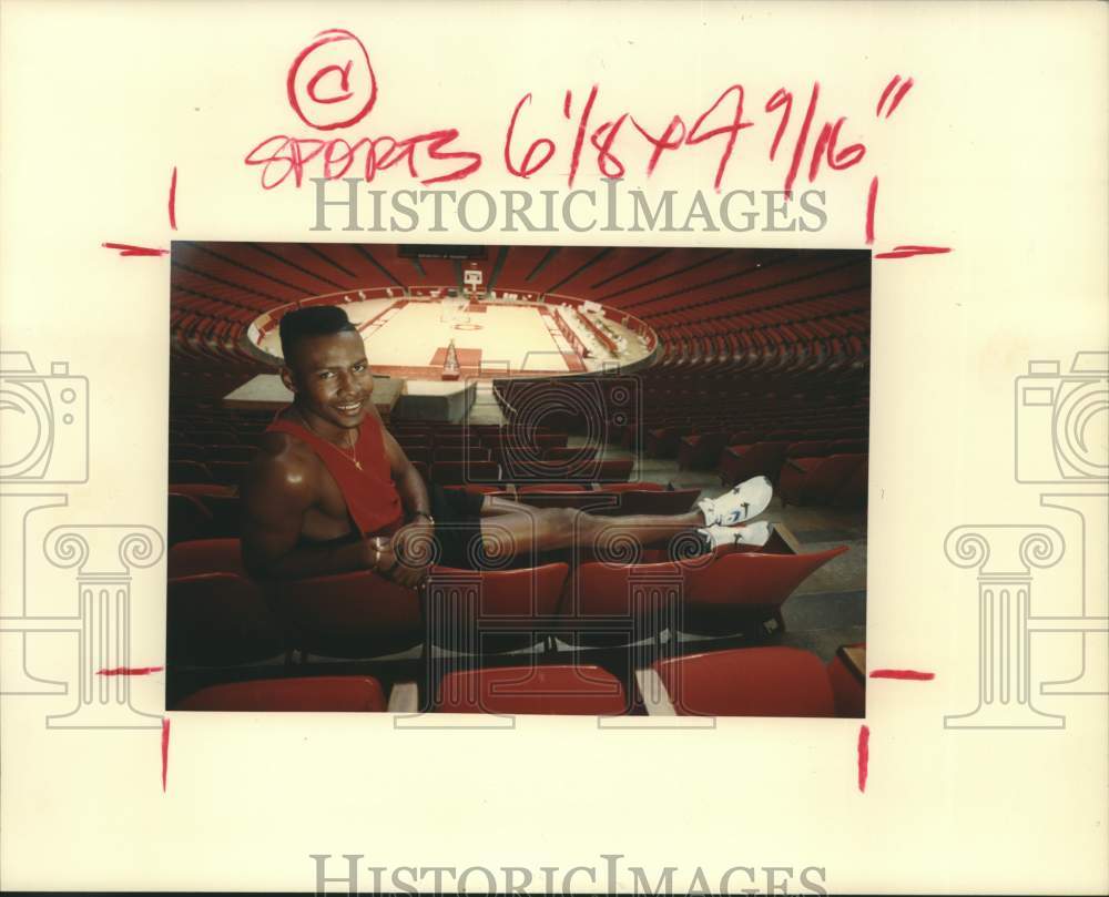 1991 Press Photo Basketball player Alvaro Teheran sits in chairs at fieldhouse - Historic Images