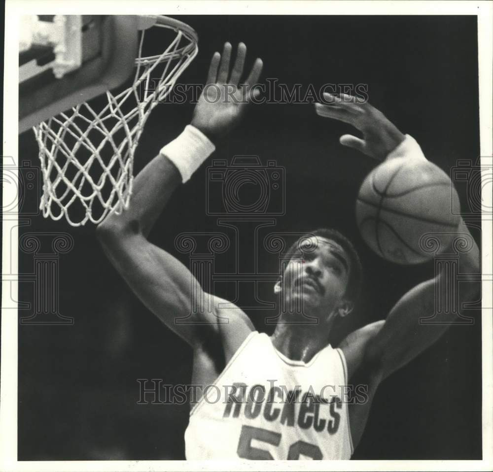 1985 Press Photo Houston Rockets basketball player Ralph Sampson grabs ball- Historic Images