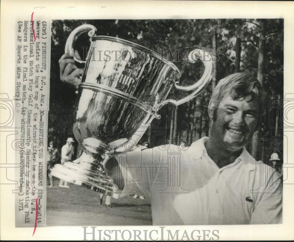 1971 Press Photo Golfer DeWitt Weaver with match play trophy in Pinehurst, N.C. - Historic Images