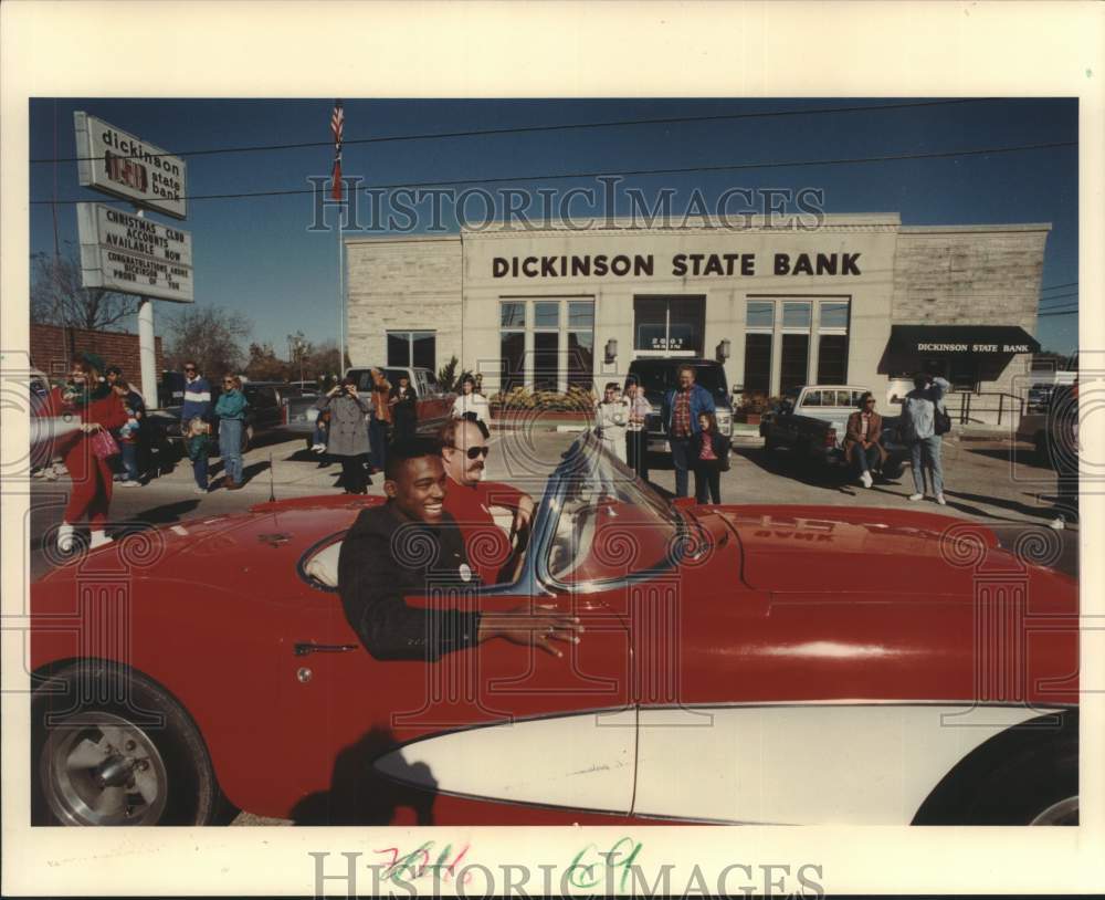 1989 Press Photo U of Houston football quarterback Andre Ware rides in parade- Historic Images