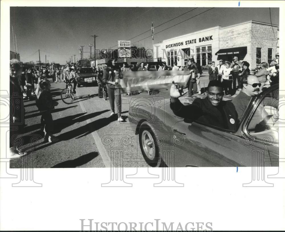 1989 Press Photo U of Houston football quarterback Andre Ware waves in parade- Historic Images