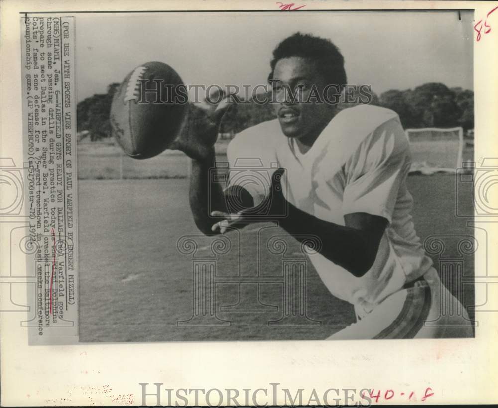 1972 Press Photo Dolphins&#39; Paul Warfield warms up for Super Bowl - hcs25797 - Historic Images