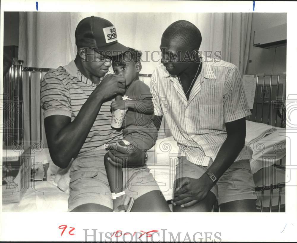 1984 Press Photo UH basketball&#39;s Greg Anderson &amp; Ricky Winslow visit hospital- Historic Images