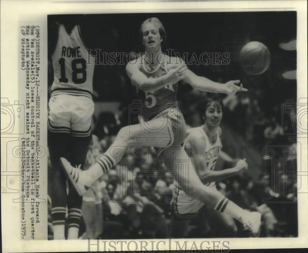 1975 Press Photo Atlanta Hawks basketball forward Tom Van Arsdale loses ball - Historic Images