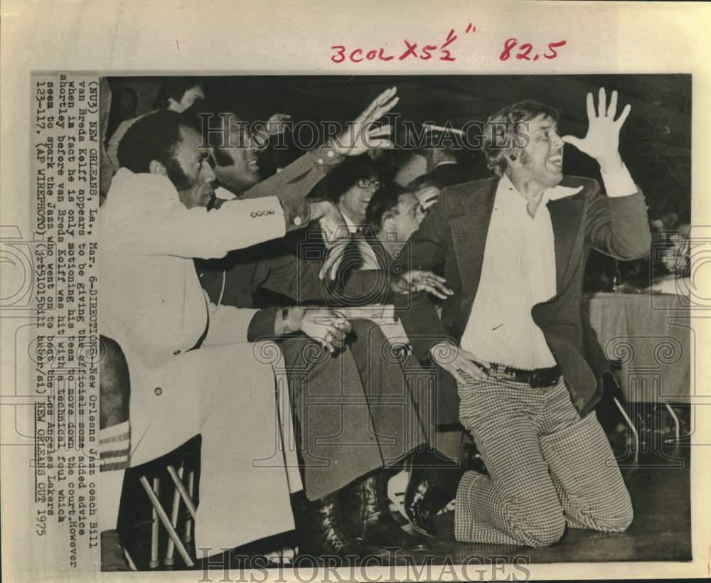 1975 Press Photo New Orleans Jazz basketball coach Bill van Breda Kolff gestures - Historic Images