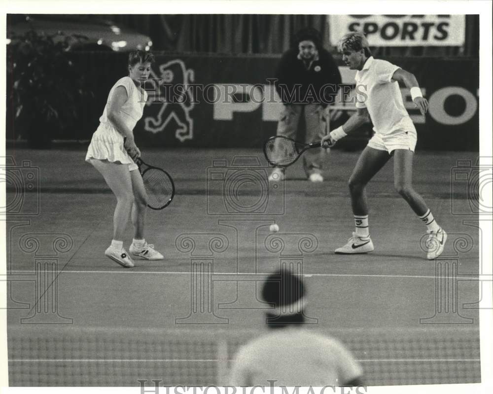 1984 Press Photo Tennis player Vince Van Patten in a mixed doubles match - Historic Images