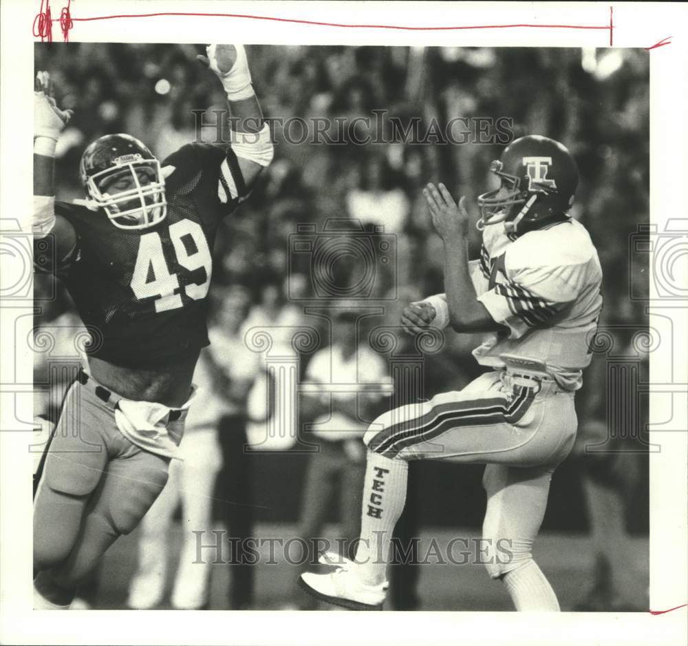 1982 Press Photo A&amp;M&#39;s Jon Van Sant puts rush on Louisiana Tech&#39;s Matt Dunigan- Historic Images