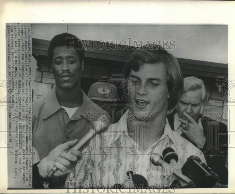 1975 Press Photo Patriots player rep Randy Vataha announces end of player strike - Historic Images