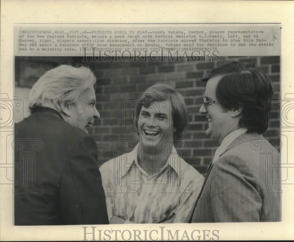 1975 Press Photo Patriots players rep Randy Vataha with W.J. Usery &amp; Ed Garvey- Historic Images