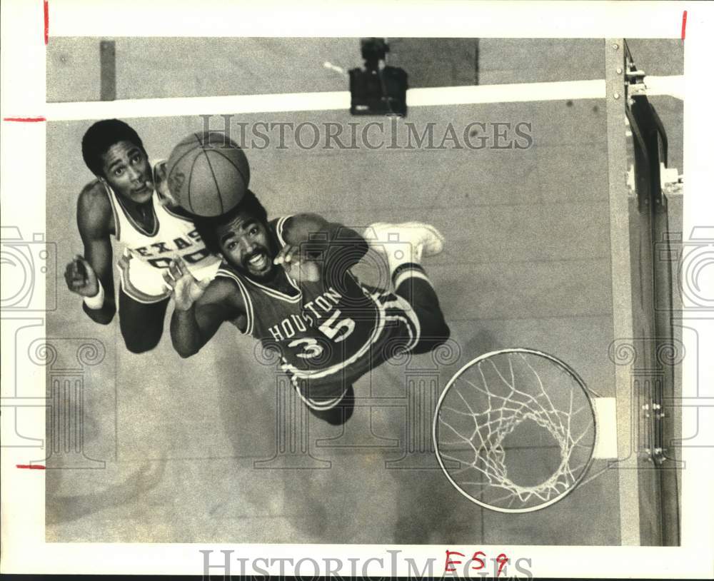 1979 Press Photo Houston basketball player George Walker jump shoots for 2 - Historic Images