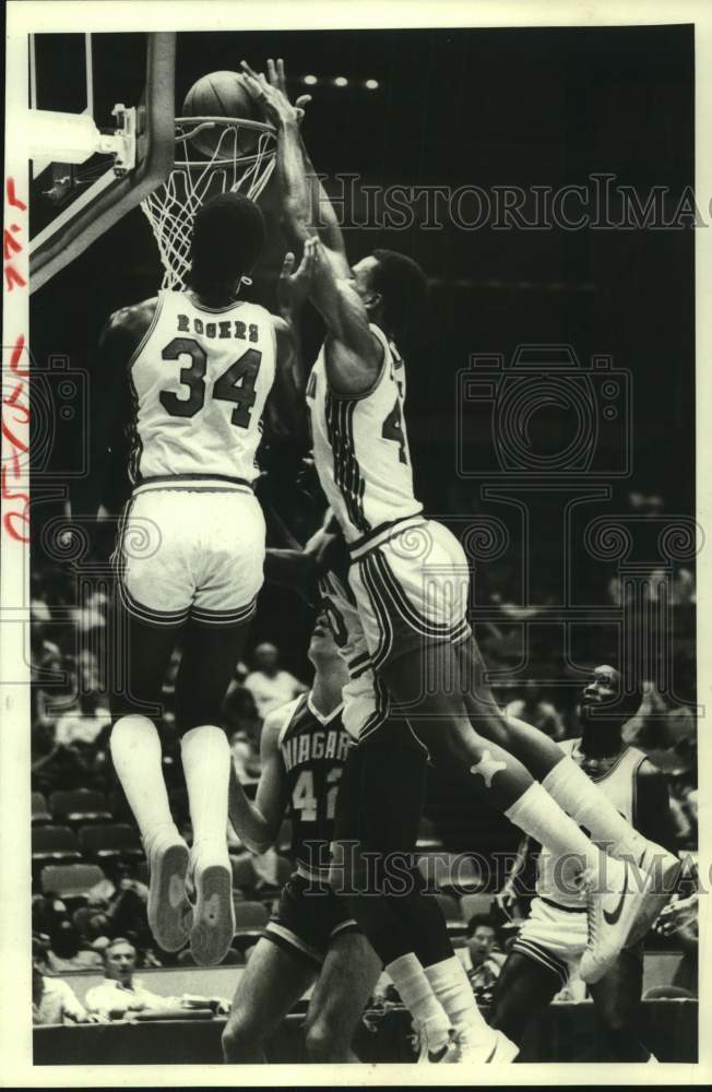 1980 Press Photo Houston's Larry Rogers assists freshman Larry Micheaux - Historic Images
