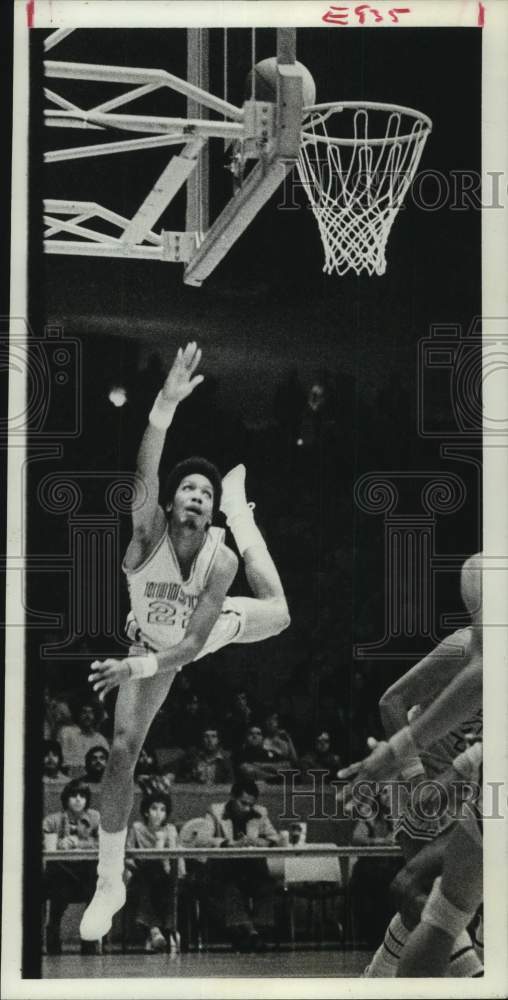 1976 Press Photo University of Houston basketball player follows his shot at net - Historic Images