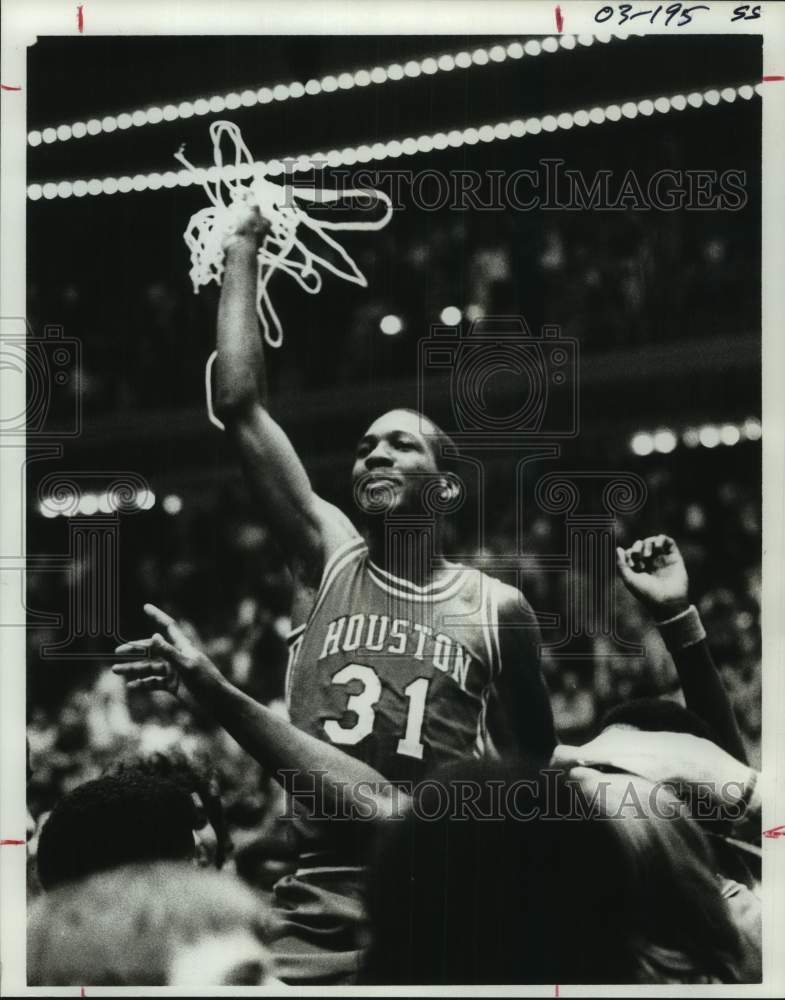 1978 Press Photo Houston player waves basketball net after SW Conference win - Historic Images