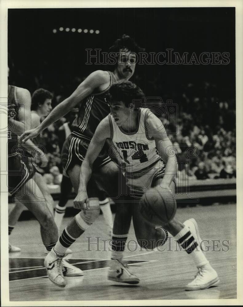 1977 Press Photo University of Houston player goes toward the paint to shoot- Historic Images