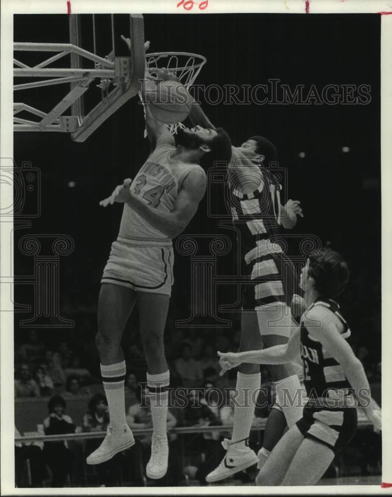 1977 Press Photo University of Houston&#39;s Mike Edwards under the hoop - hcs25966- Historic Images