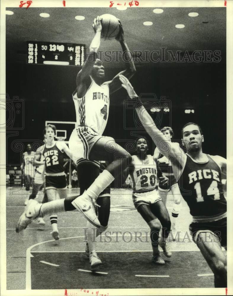 1980 Press Photo Houston guard Juice Williams shoots over Rice&#39;s Willis Wilson- Historic Images