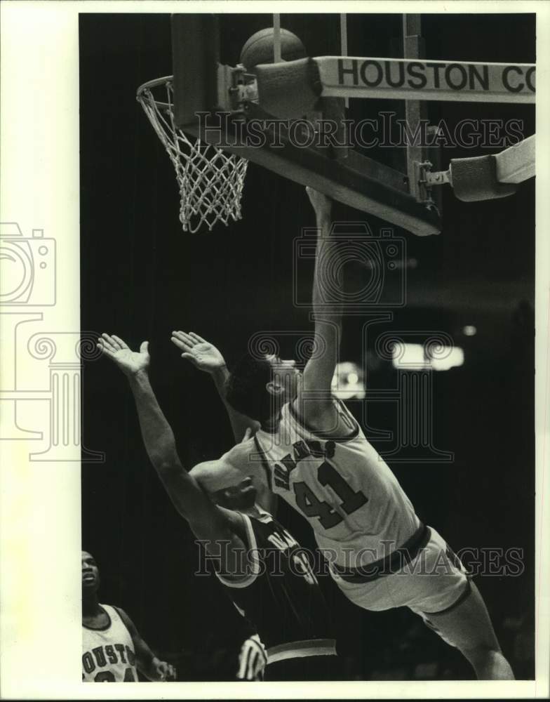 1988 Press Photo A University of Houston basketball player in action - hcs26012 - Historic Images