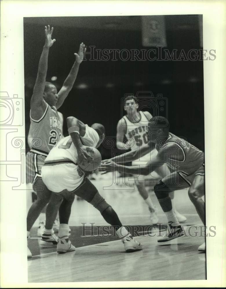 1988 Press Photo Virginia and Houston play men's college basketball - hcs26016 - Historic Images