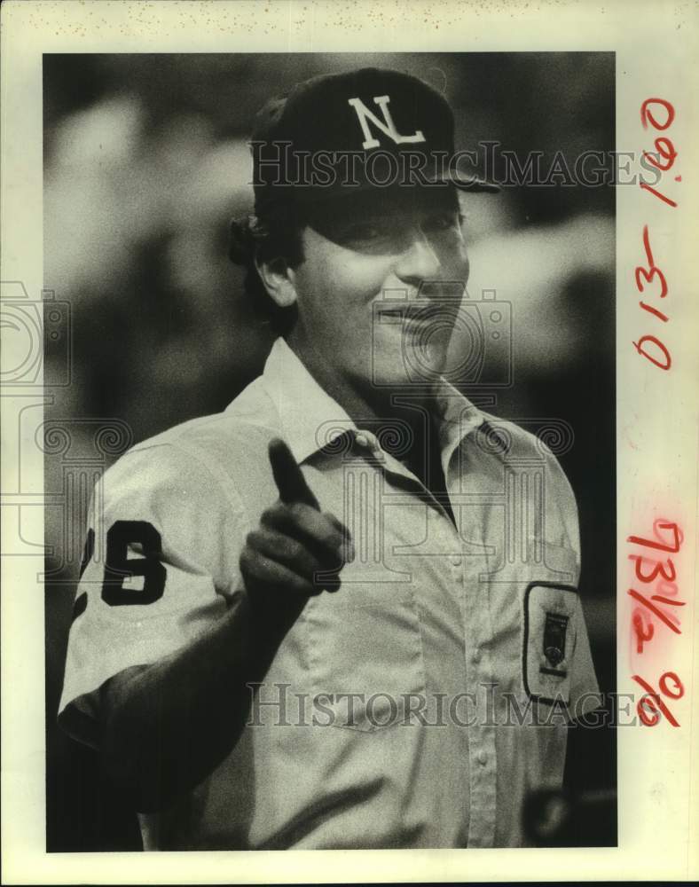 1981 Press Photo Baseball umpire Dave Pallone jokes with Astros in Astrodome- Historic Images