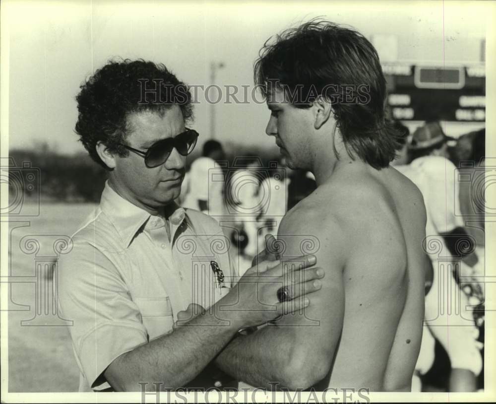 1984 Press Photo Football trainer Roy Don Wilson works with player - hcs26116 - Historic Images