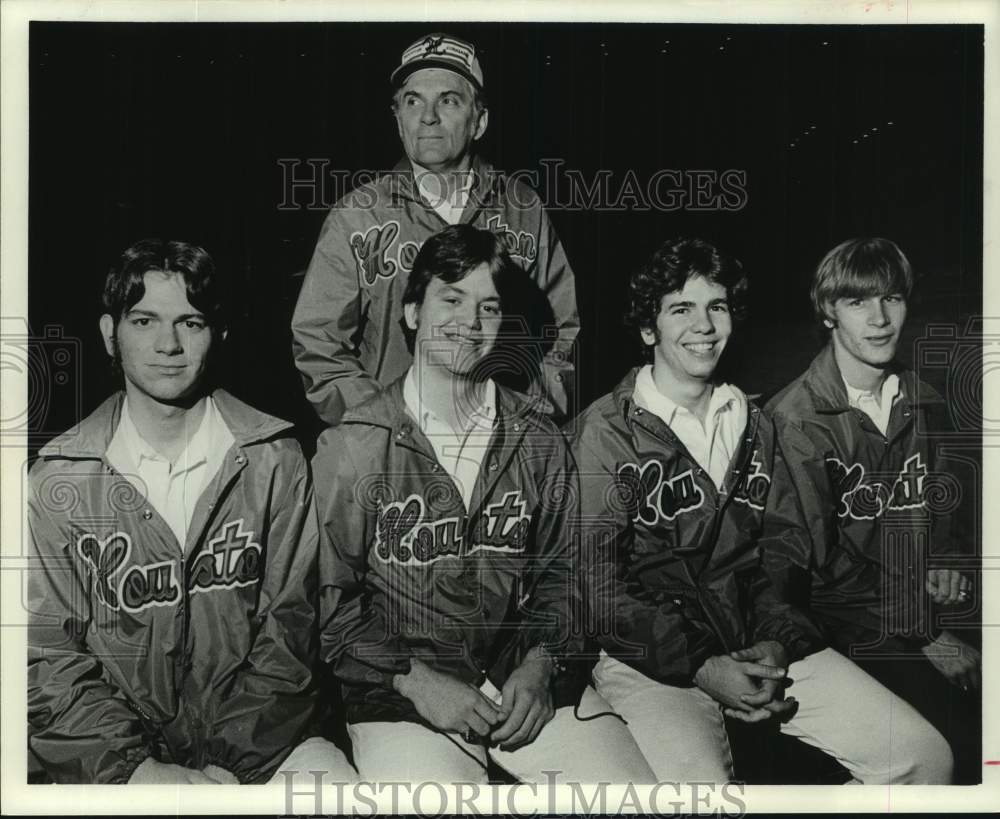 1976 Press Photo U of Houston trainer Tom Wilson with his student assistants- Historic Images