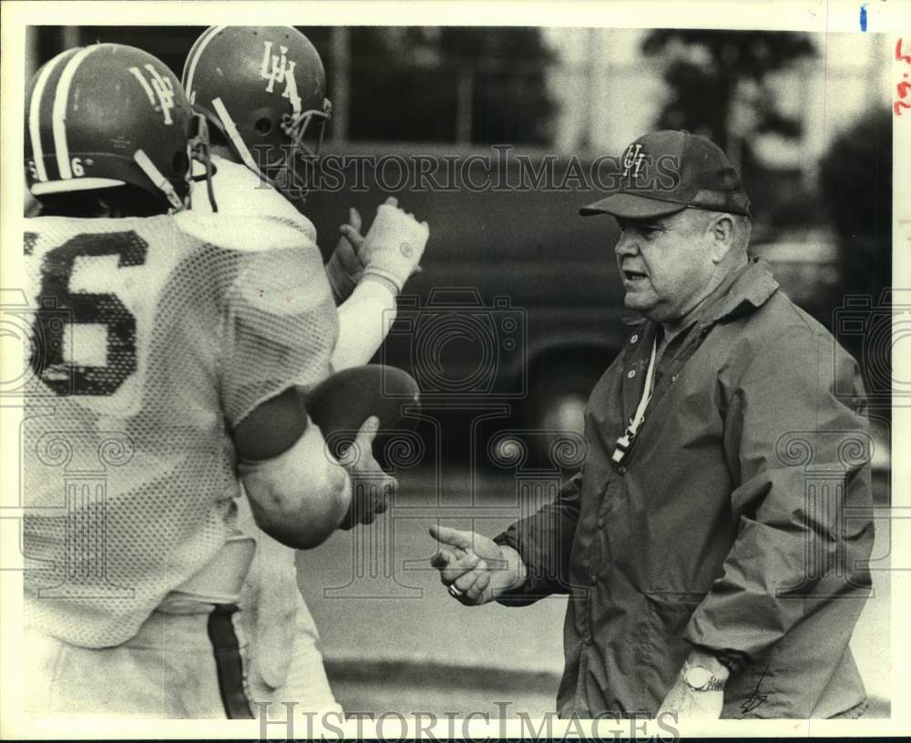 1979 Press Photo U of Houston football coach Billy Willingham talks to players - Historic Images