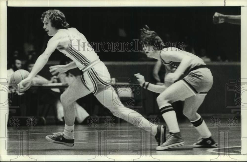 1974 Press Photo Houston guard takes ball downcourt, leaves opponent in the dust - Historic Images