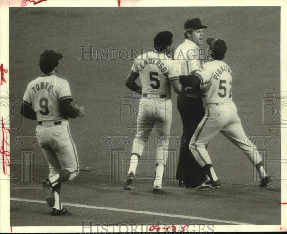 1979 Press Photo Baseball players confront umpire Lanny Harris during a game- Historic Images