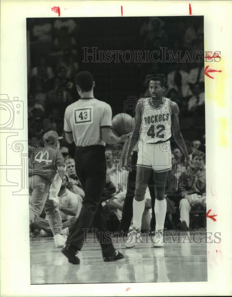 1988 Press Photo Rockets' Mike Woodson waits out of bounds to throw in the ball - Historic Images