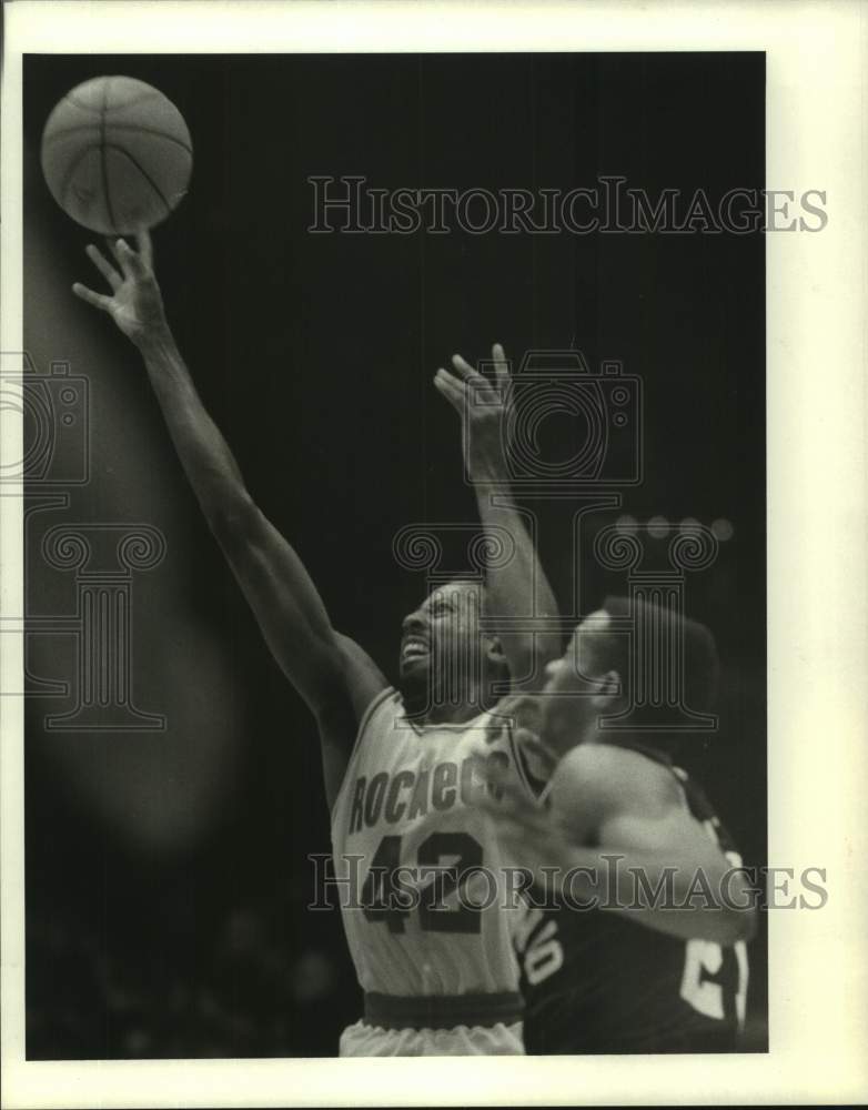 1988 Press Photo Houston Rockets guard Mike Woodson scores against San Antonio - Historic Images