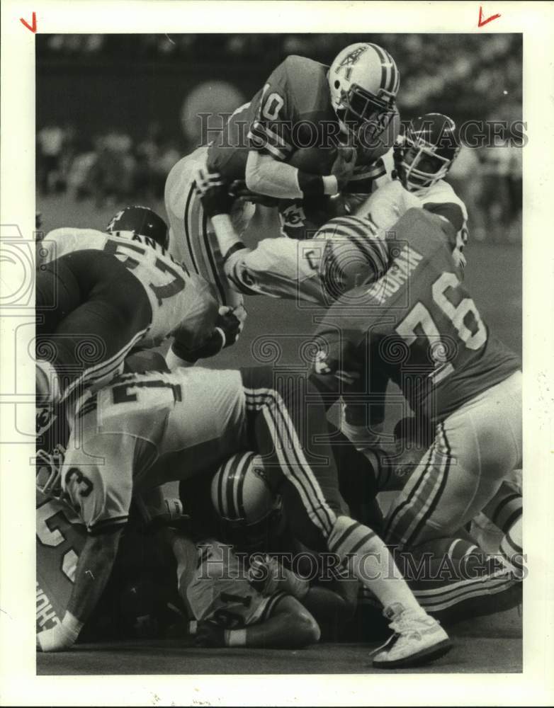 1985 Press Photo Oiler Butch Woolfolk gets Eric Moran blocking help &amp; scores TD - Historic Images