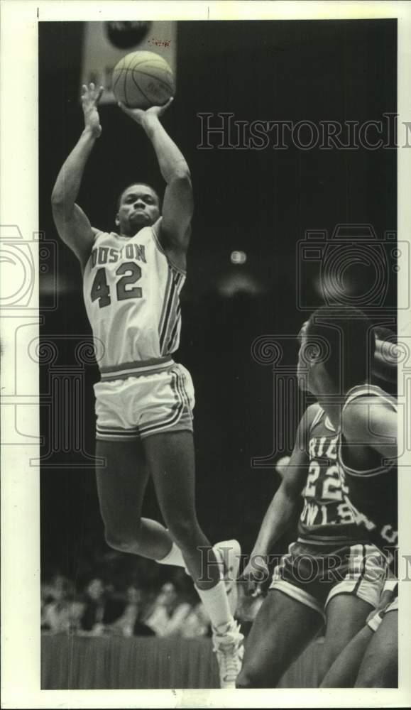 1984 Press Photo Houston Rockets basketball player Michael Young attempts shot - Historic Images