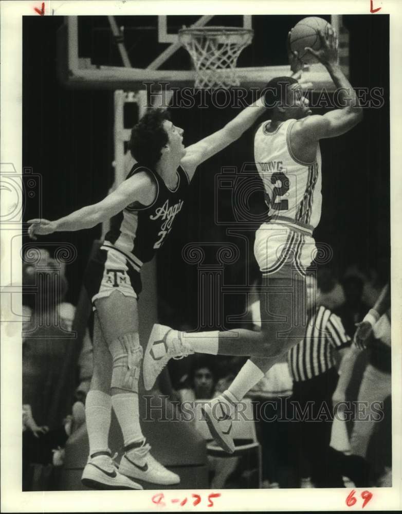 1984 Press Photo U of Houston basketball player Michael Young picks off pass - Historic Images