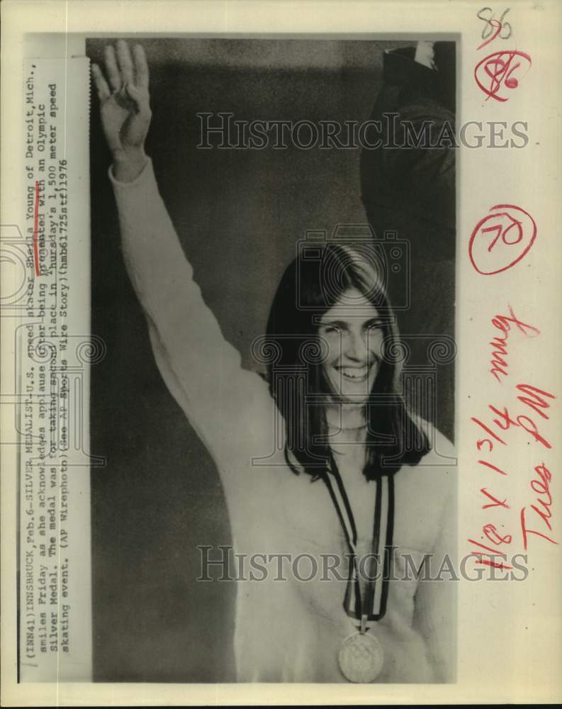 1976 Press Photo U.S. speed skater Sheila Young accepts Olympic silver medal- Historic Images