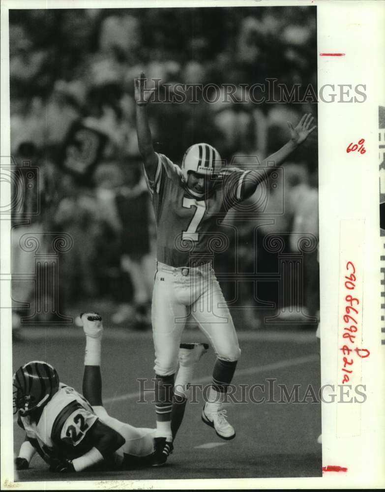 1989 Press Photo Houston Oilers football player Tony Zendejas celebrates a kick - Historic Images