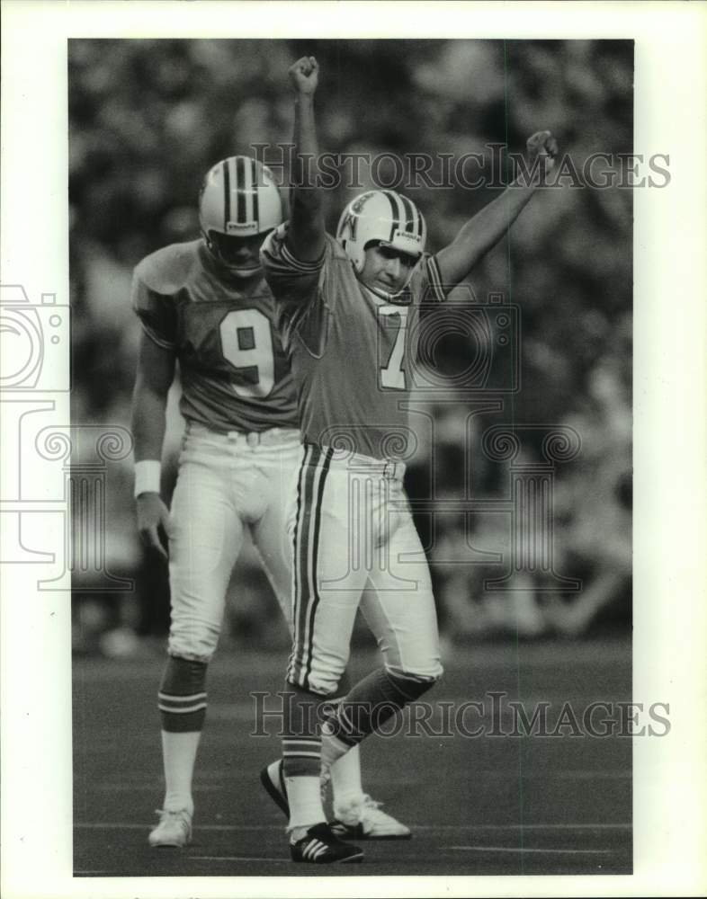 1990 Press Photo Houston Oilers kicker Tony Zendejas celebrates a field goal- Historic Images