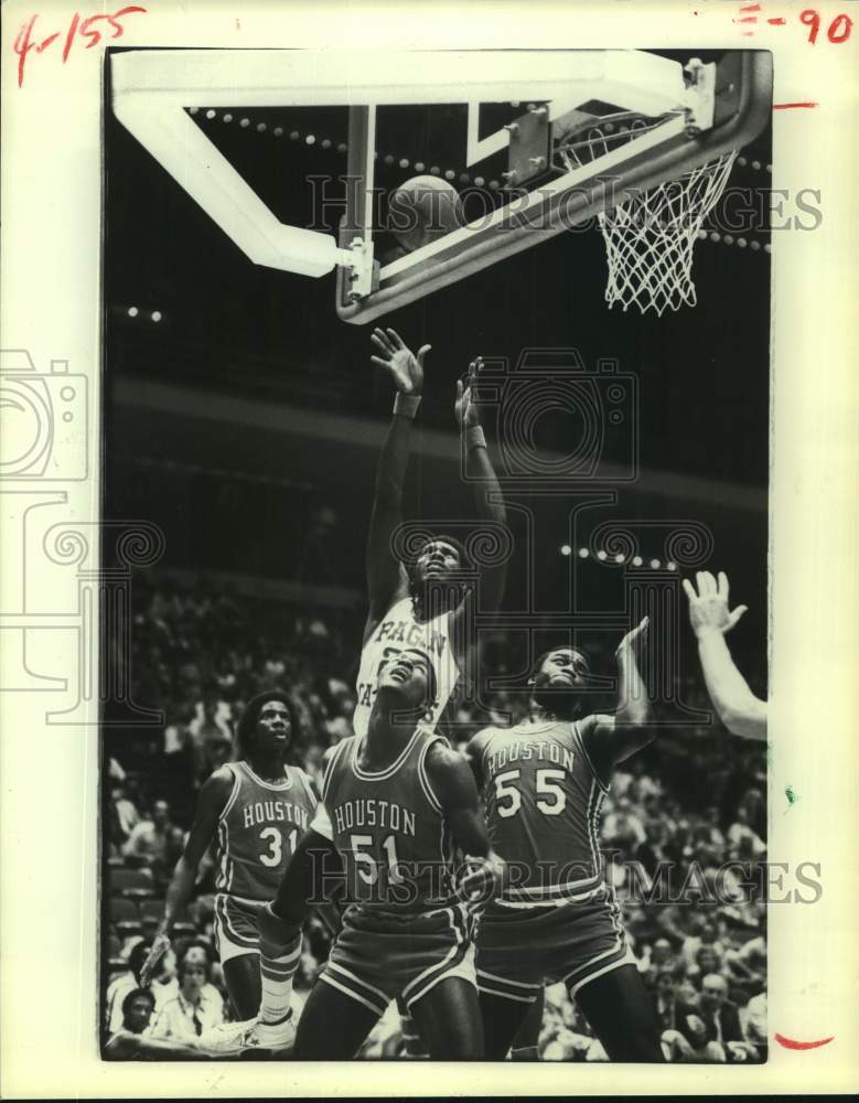 1978 Press Photo Houston&#39;s Dion Rainey and teammates wait for rebound - Historic Images