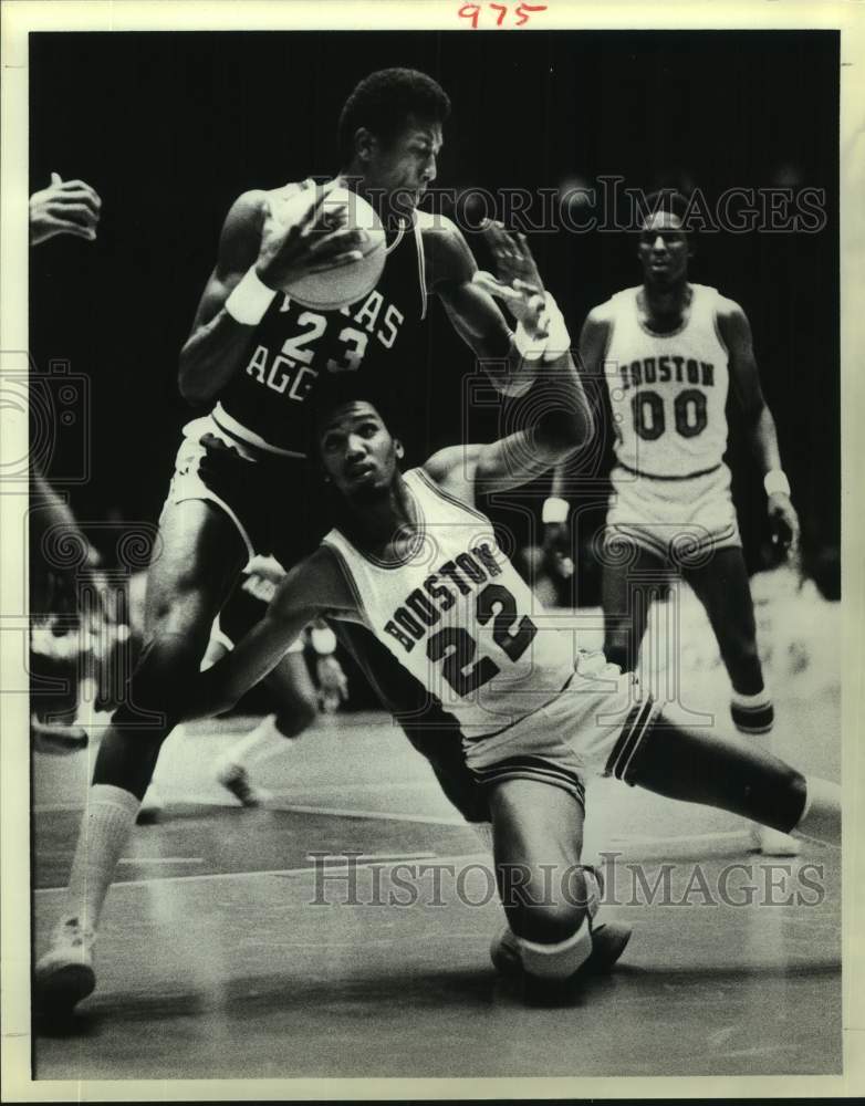 1979 Press Photo Texas A&M basketball play broken up by Houston defense- Historic Images