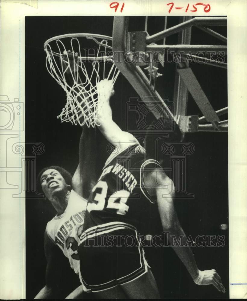 1980 Press Photo UH&#39;s Victor Ewing and Texas Tech&#39;s Ralph Brewster grab the net- Historic Images