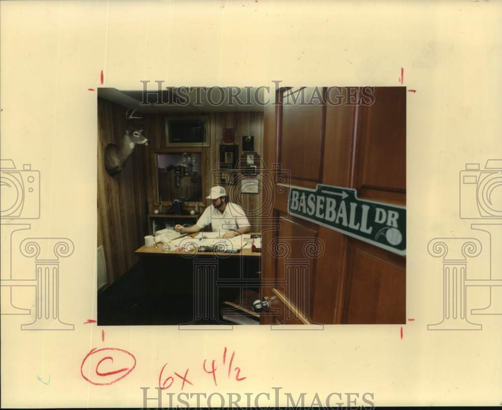 1989 Press Photo Baseball player Glenn Wilson in his gas station office - Historic Images