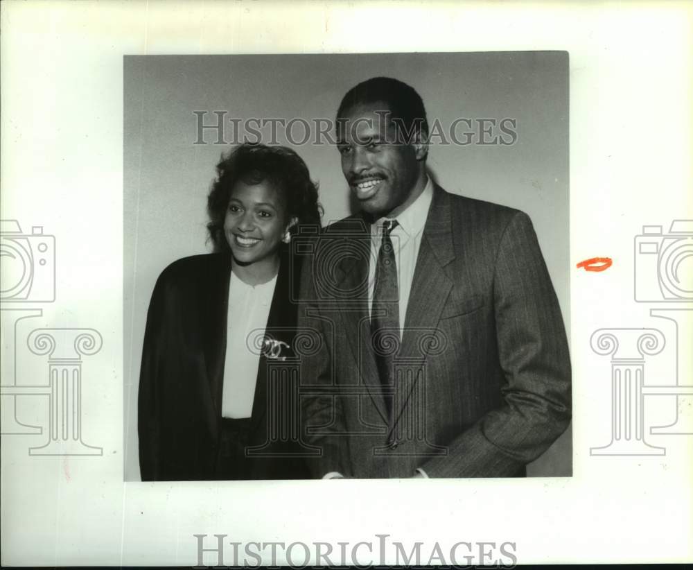 1990 Press Photo Baseball player Dave Winfield and wife Tonya leave courtroom- Historic Images