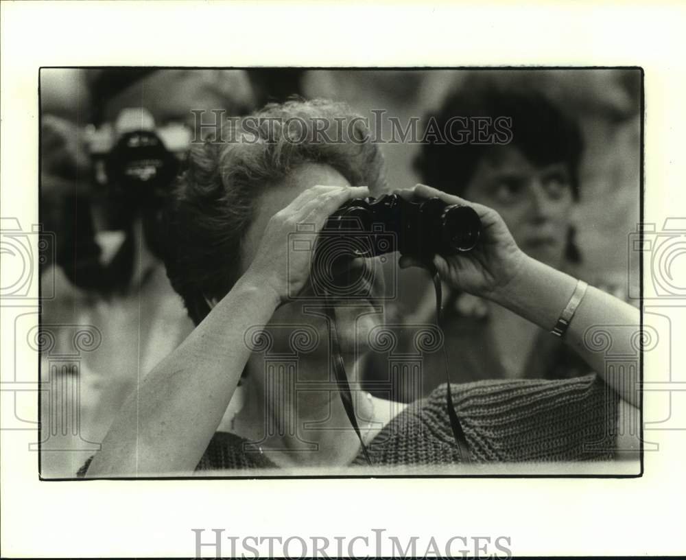 1986 Press Photo Genny Randolph uses binoculars to watch U.S. Olympic Festival - Historic Images