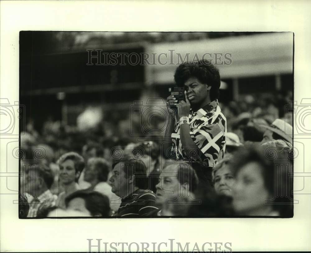 1986 Press Photo Denise Vann of Houston snaps photos of U.S. Olympic Festival- Historic Images