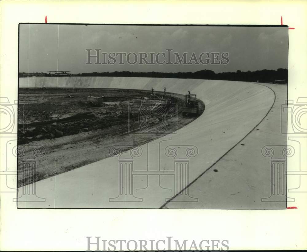 1986 Press Photo Workers finish the cycling velodrome for U.S. Olympic Festival - Historic Images