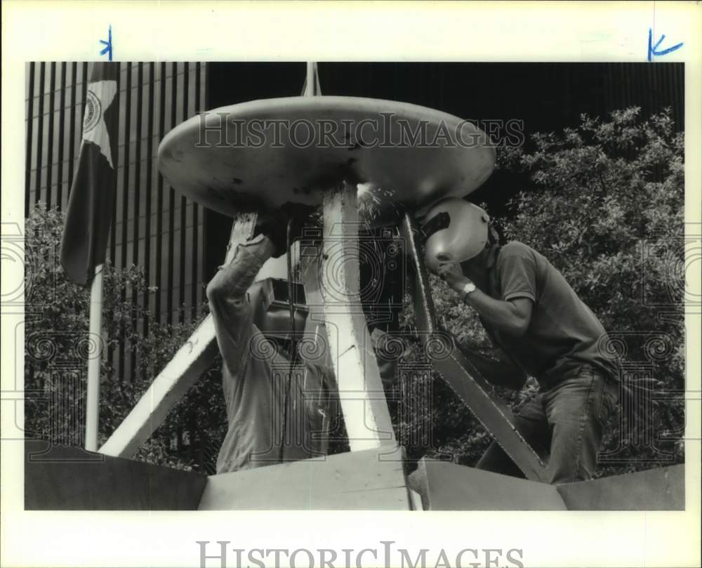 1986 Press Photo George Smith &amp; B.W. Payne work on Olympic Festival torch- Historic Images