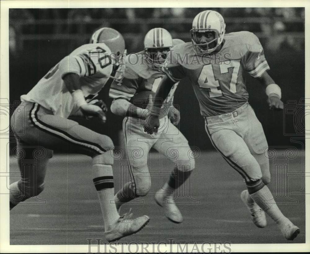 1976 Press Photo Oilers Fred Willis gains 6 yards with block by Ronnie Coleman- Historic Images