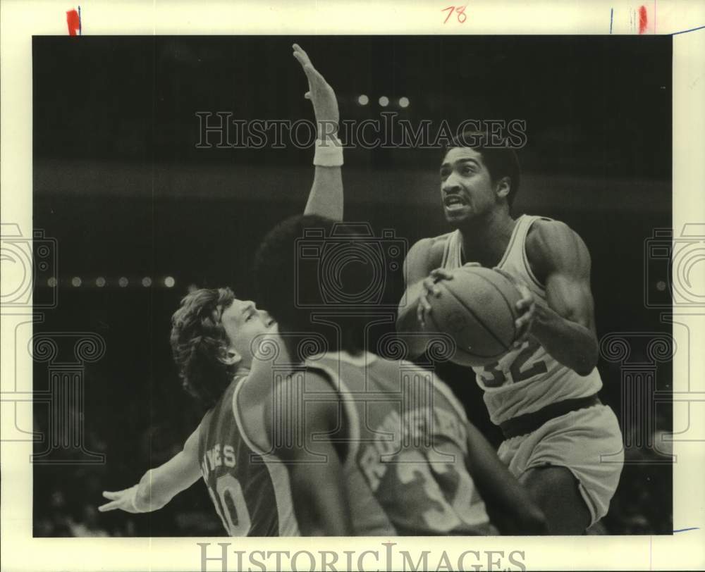 1981 Press Photo Rockets' Bill Willoughby drives past Atlanta Hawks defenders- Historic Images