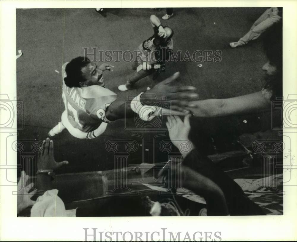 1988 Press Photo Houston Oilers&#39; Jamie Williams glad-hands fans in the stands - Historic Images