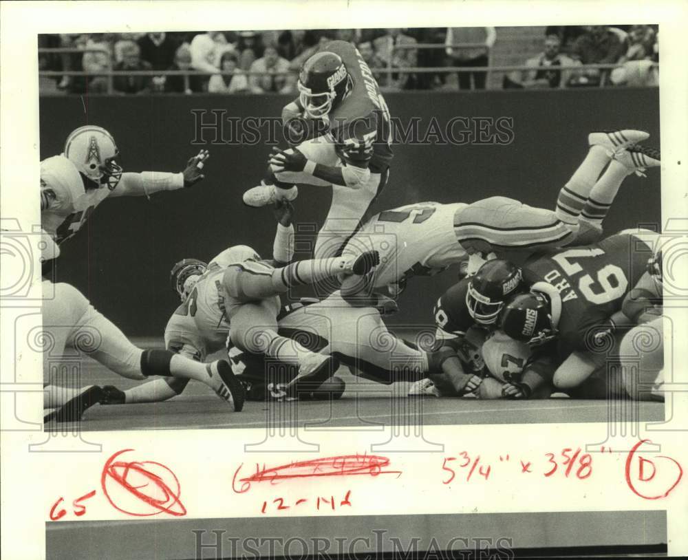 1982 Press Photo Giants&#39; Butch Woolfolk blasts for yardage for a first down. - Historic Images