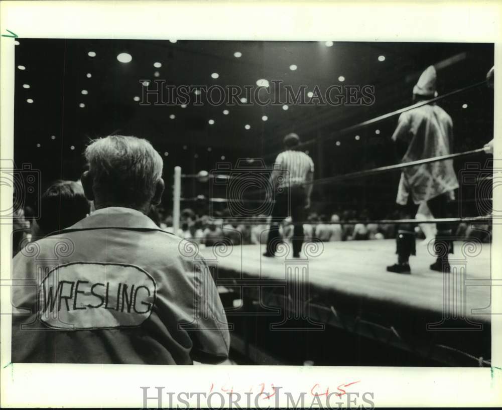 1985 Press Photo A &quot;wresling&quot; fan in appropriate attire watches Oladipo in ring - Historic Images